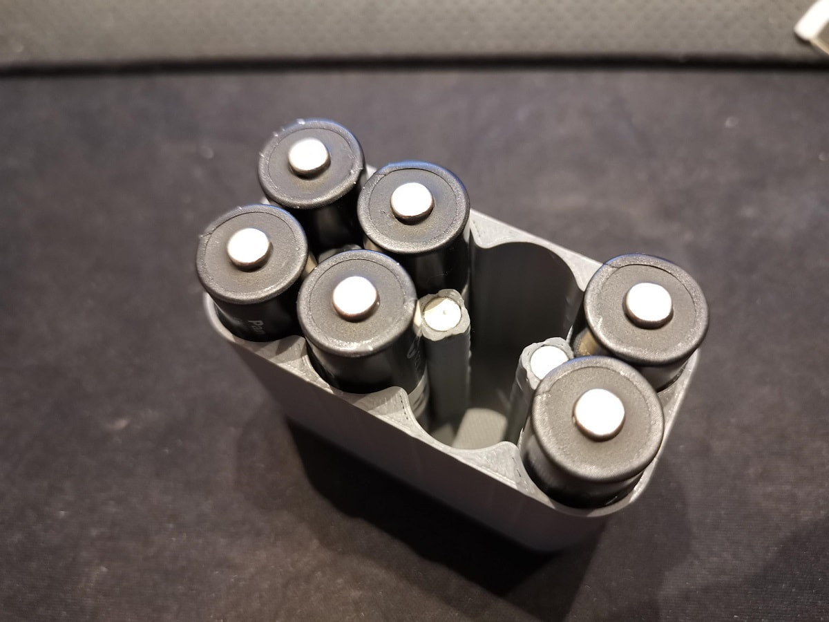 are magnets bad for batteries
